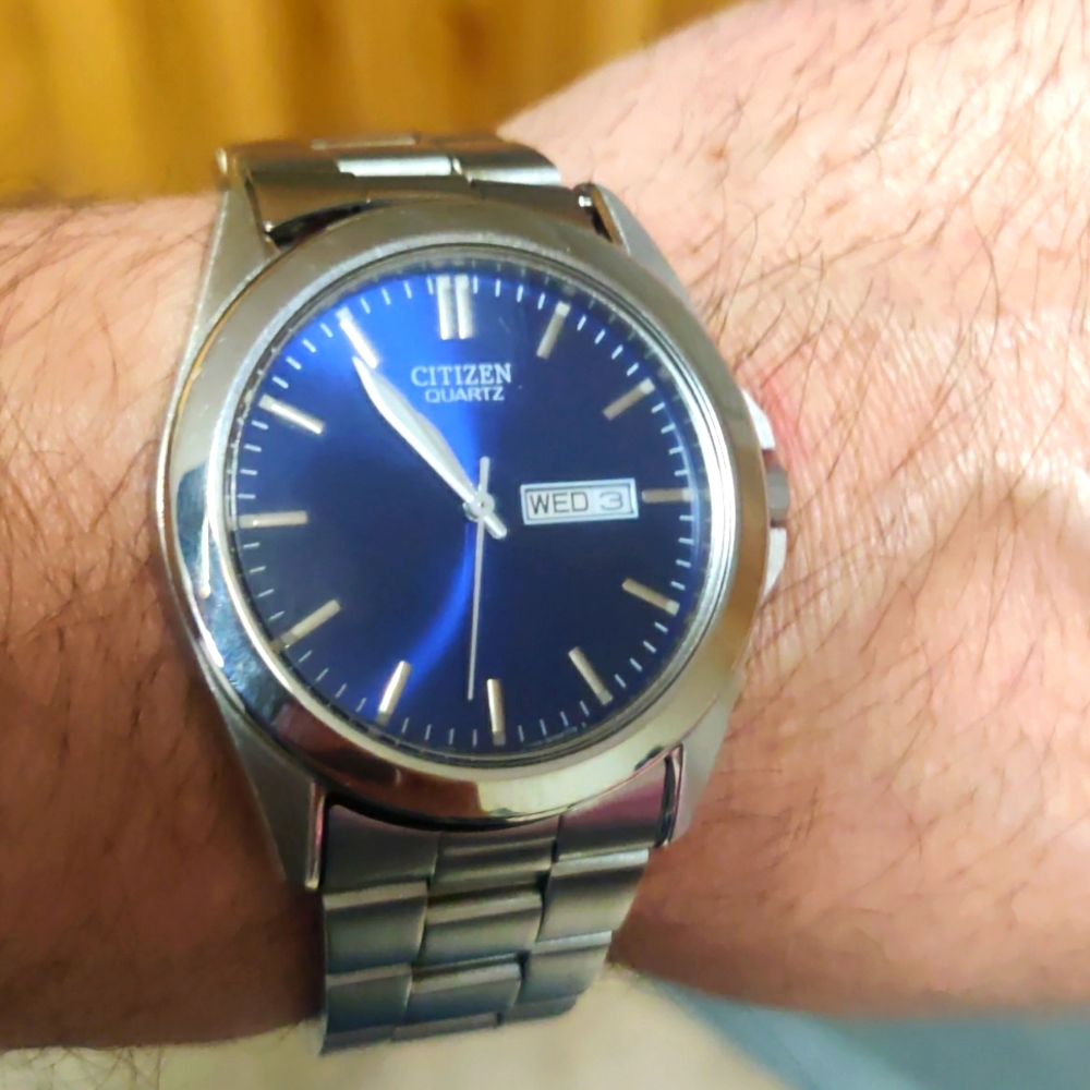 Citizen Quartz Men's Luxury Watch, Dark Blue Face + new battery + sized right